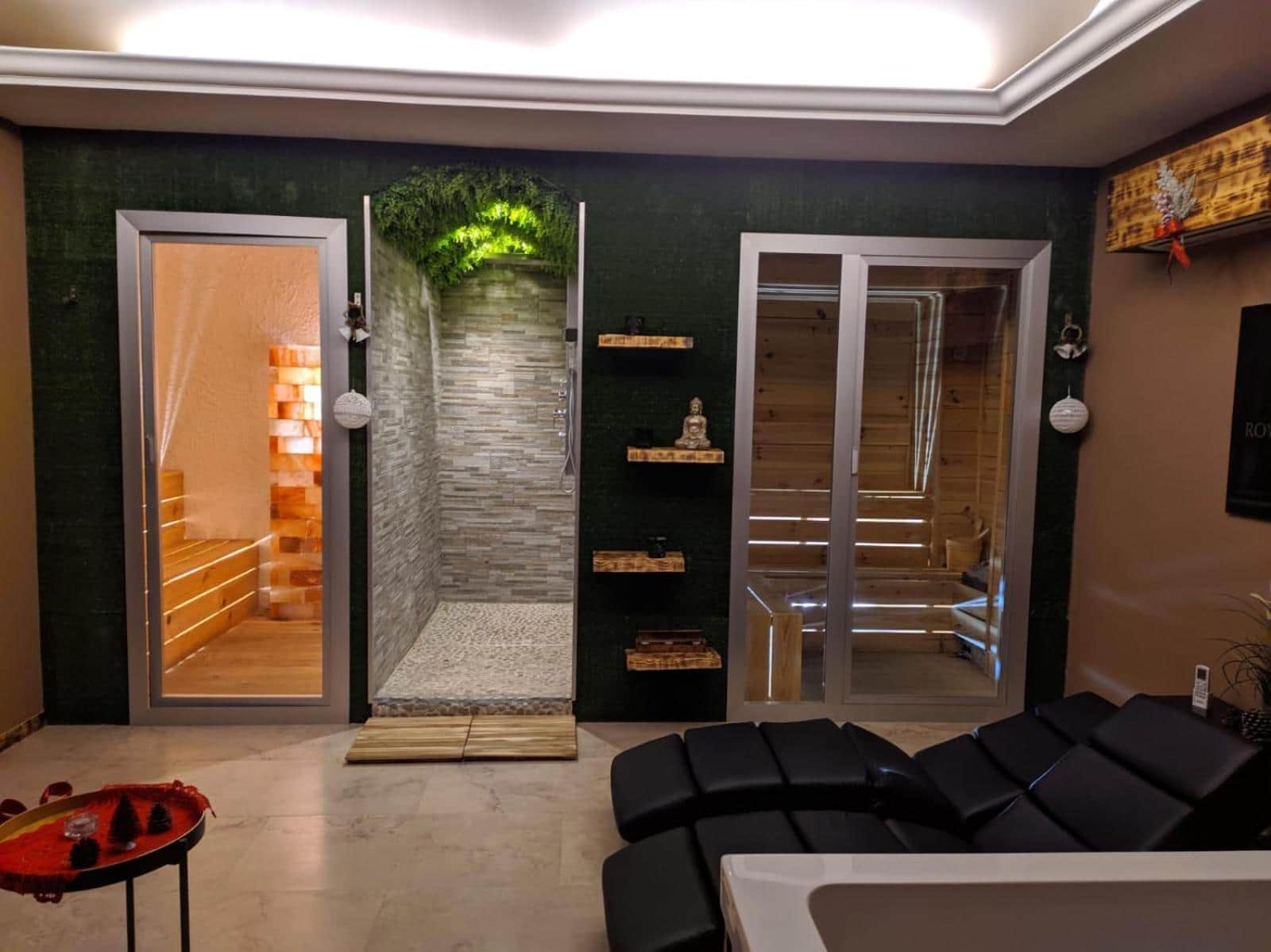 Royalty Rooms & Spa