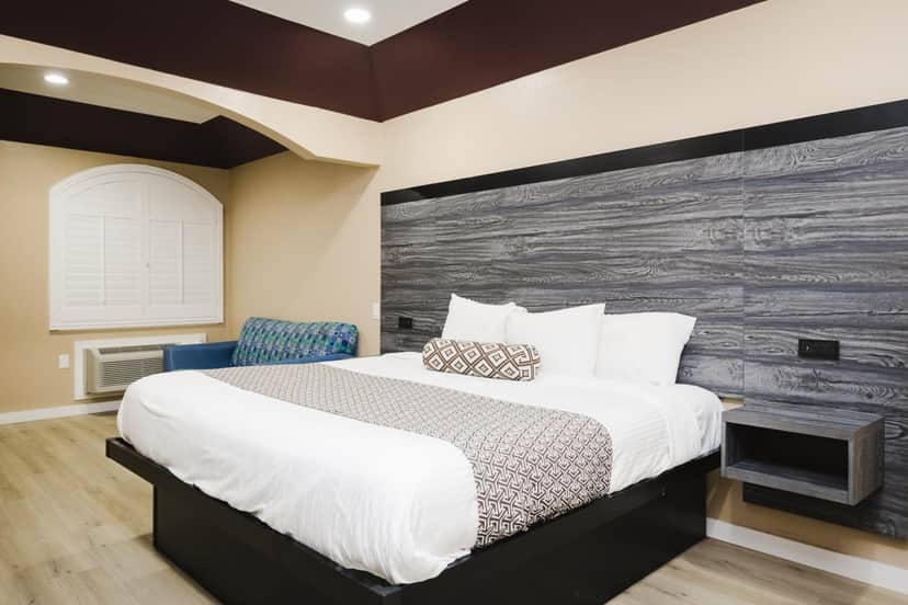 Sapphire Inn & Suites
