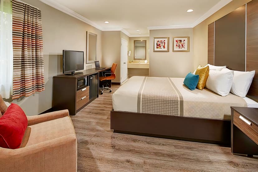 Eden Roc Inn & Suites