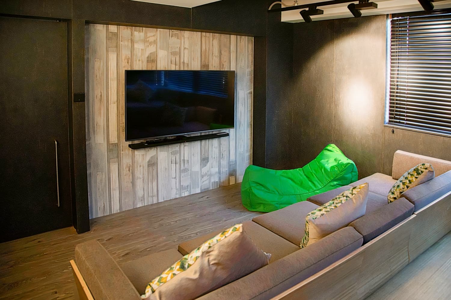 Mojo Nomad Aberdeen Harbour by Ovolo