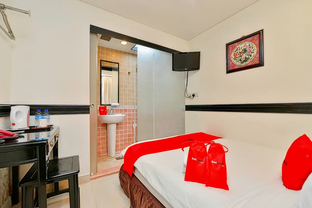 RedDoorz near Marine Parade Central