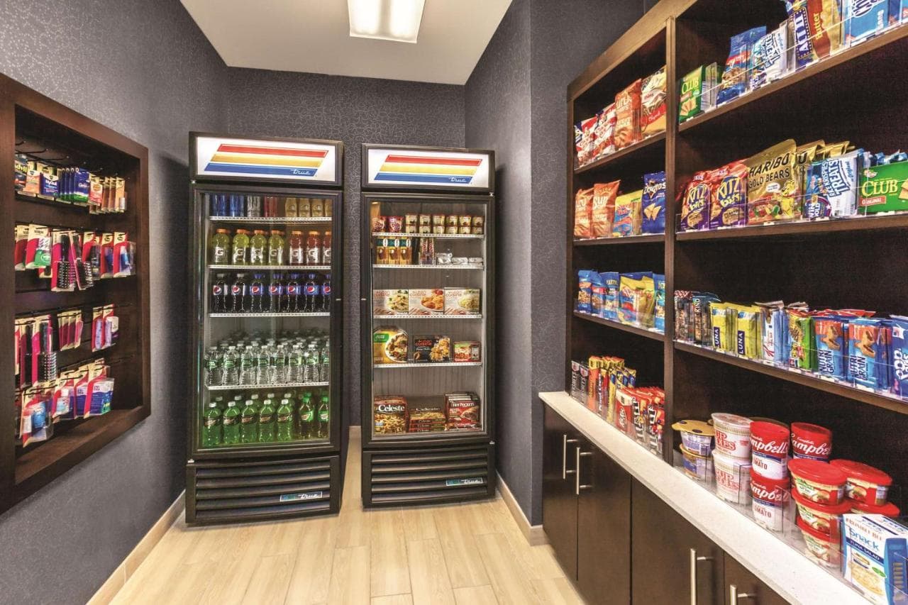 La Quinta Inn & Suites by Wyndham Philadelphia Airport