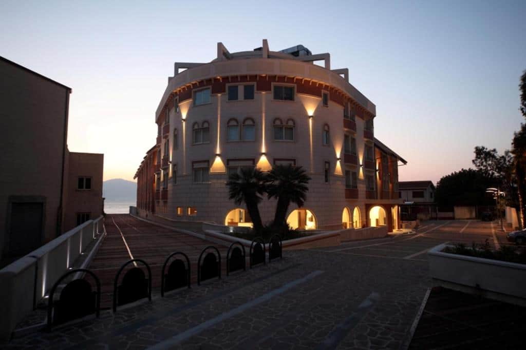 È hotel