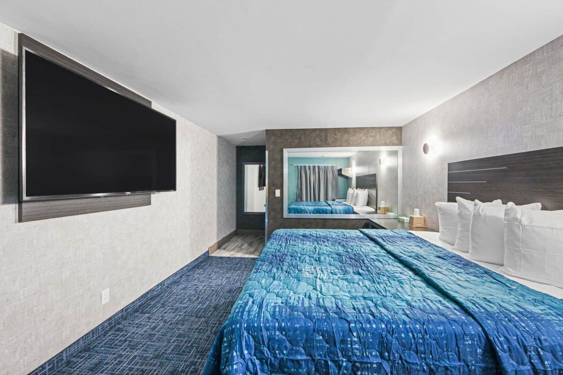 Hotel OPUS Bronx Near Bay Plaza Mall