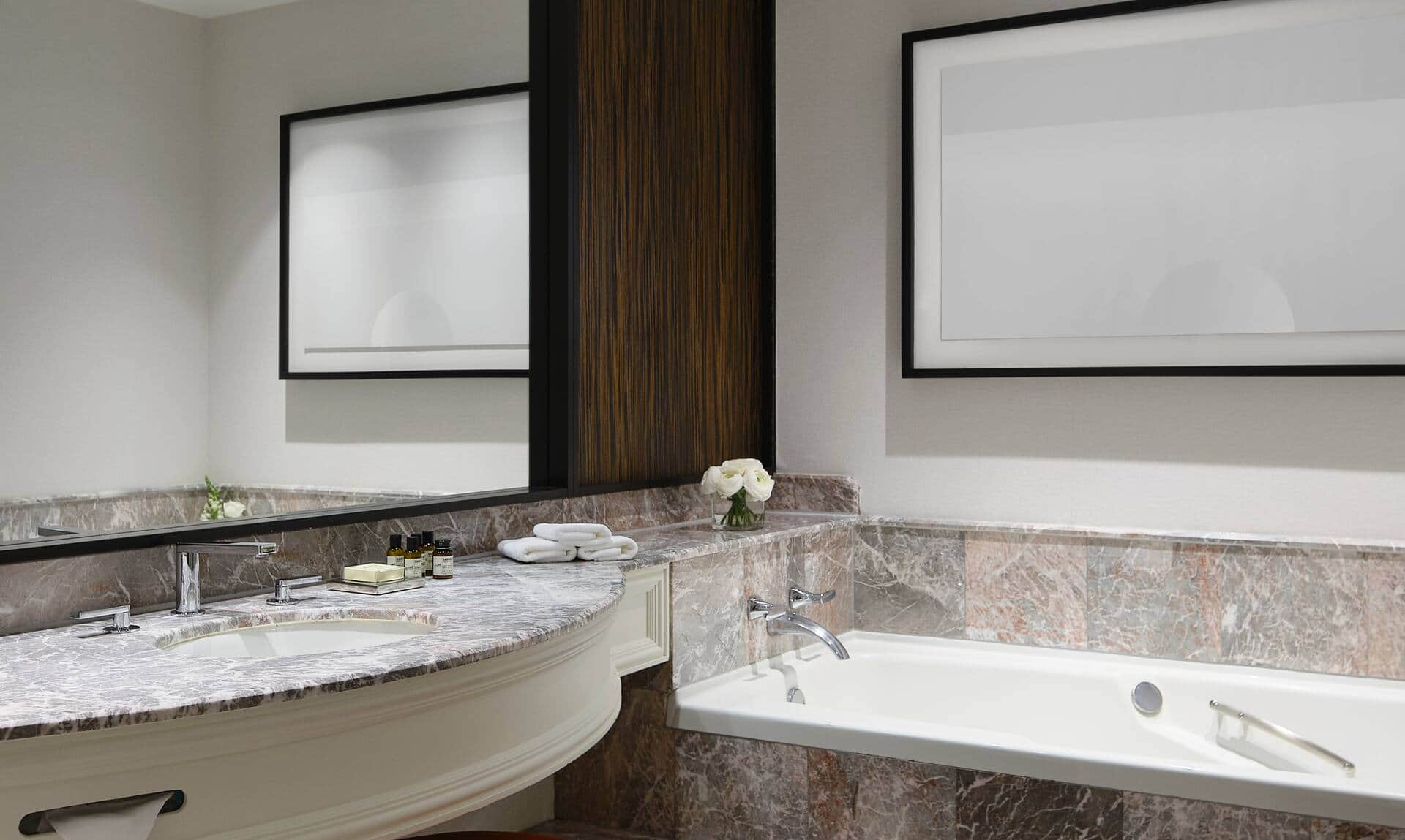 Vogue Hotel Montreal Downtown, Curio Collection by Hilton