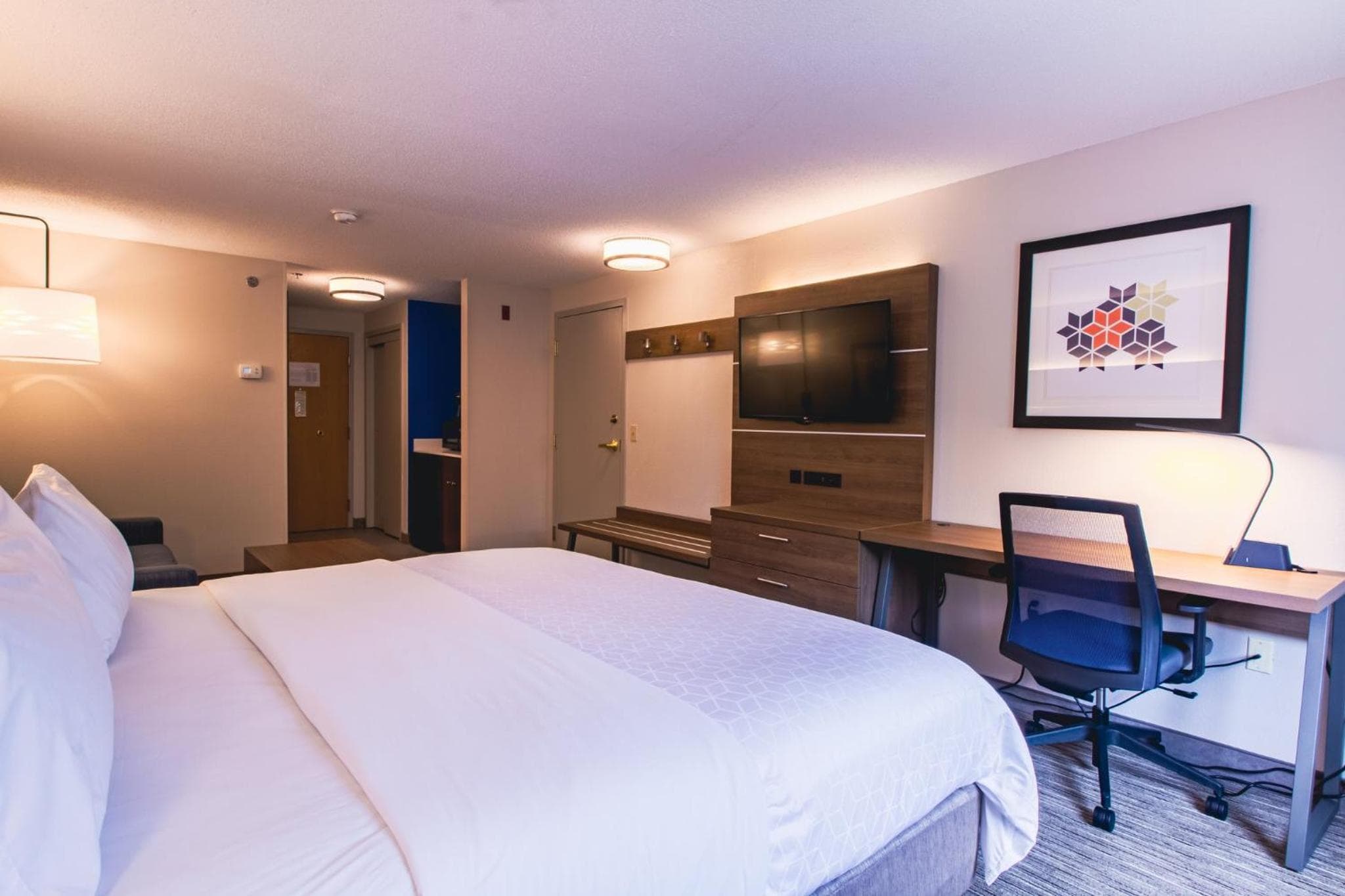 Holiday Inn Express & Suites - Lincoln East - White Mountains, an IHG Hotel