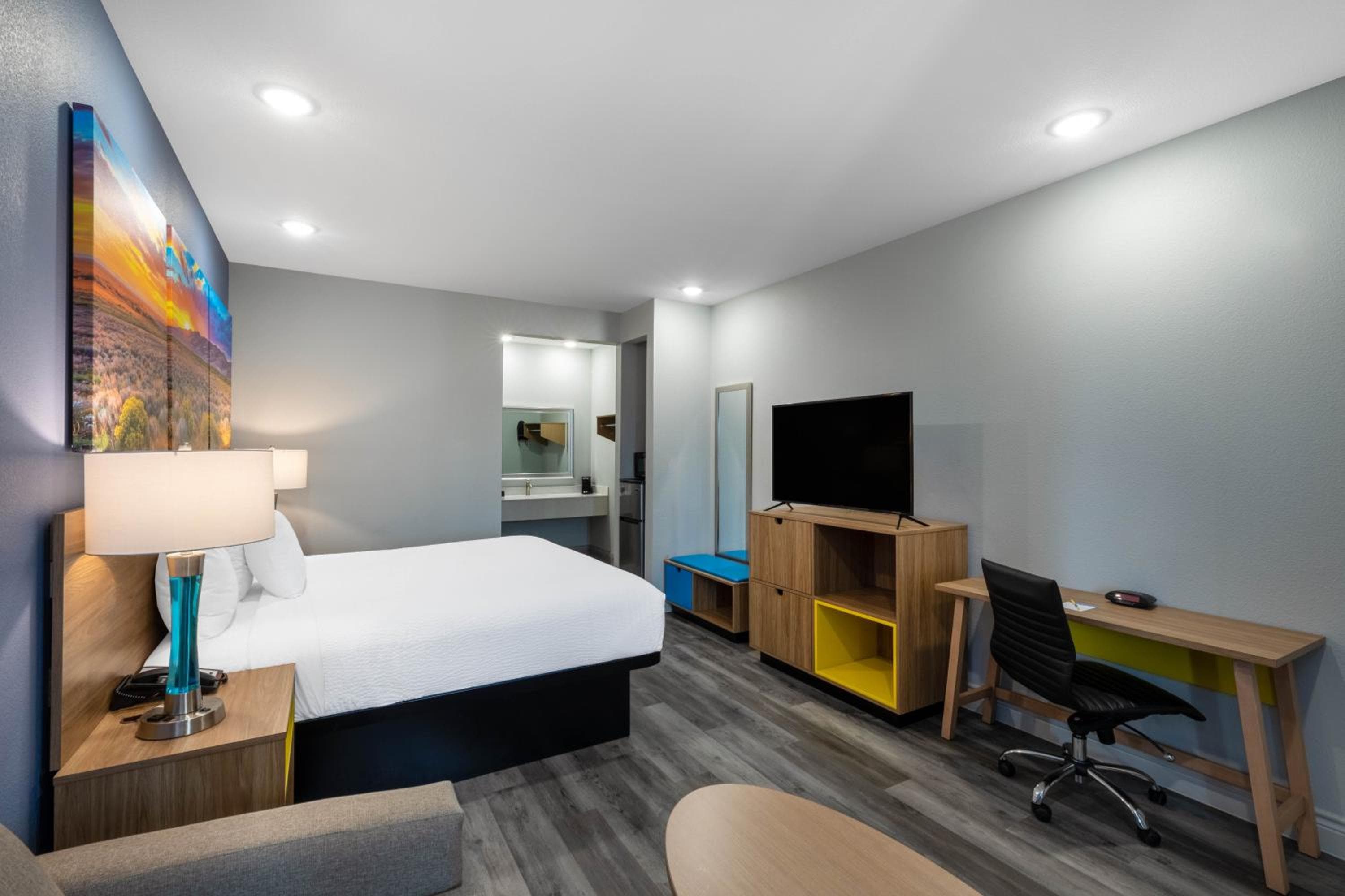 Days Inn & Suites by Wyndham Downtown/University of Houston