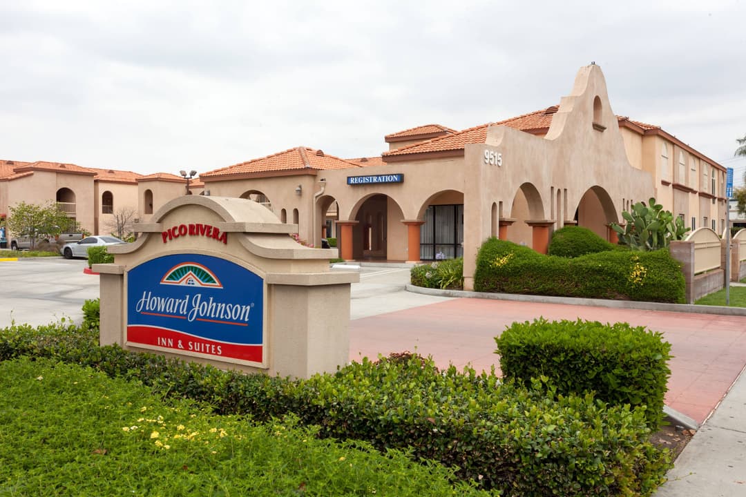 Howard Johnson by Wyndham Pico Rivera Hotel & Suites