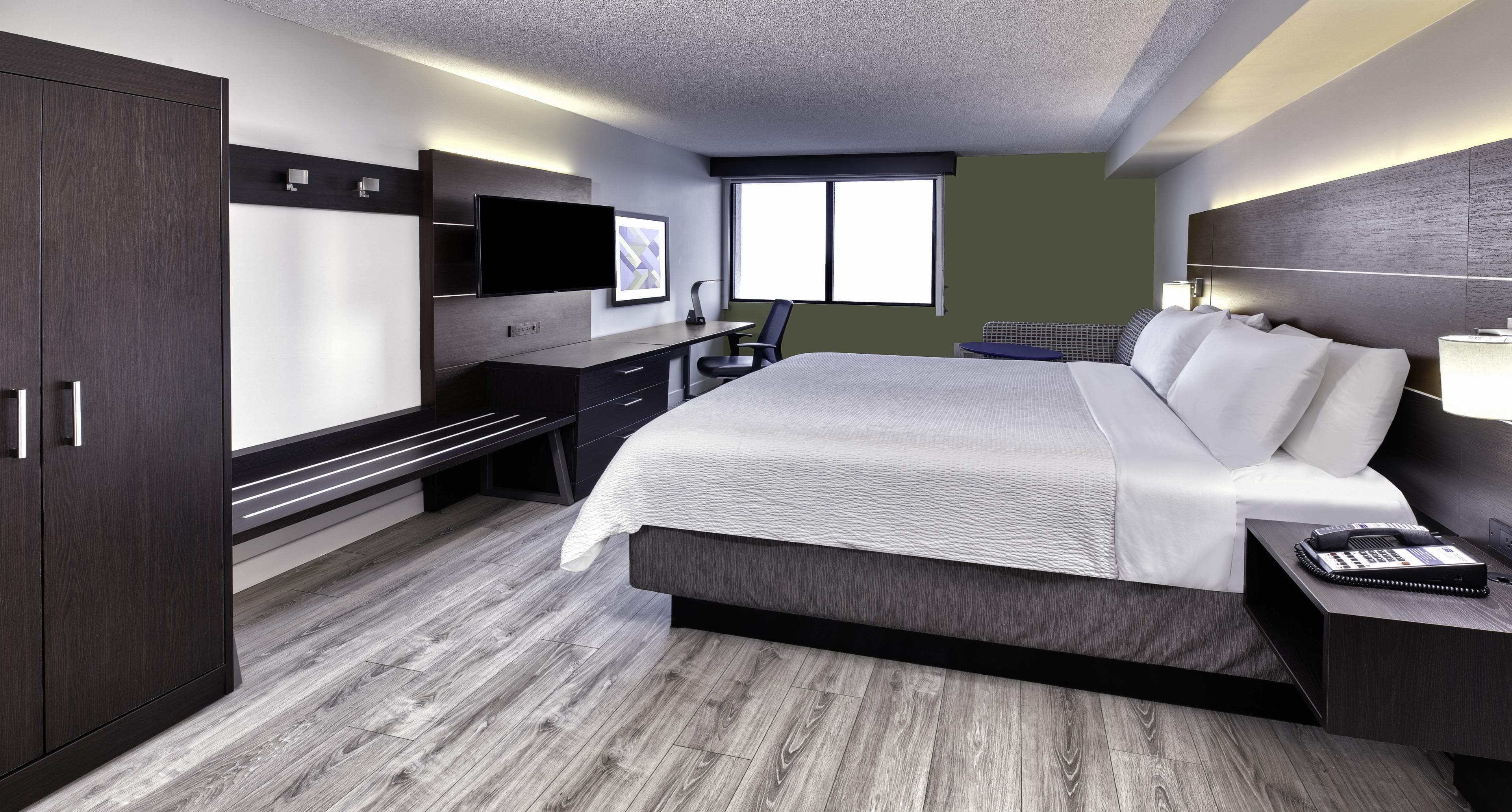Holiday Inn Express & Suites Mississauga-Toronto Southwest, an IHG Hotel