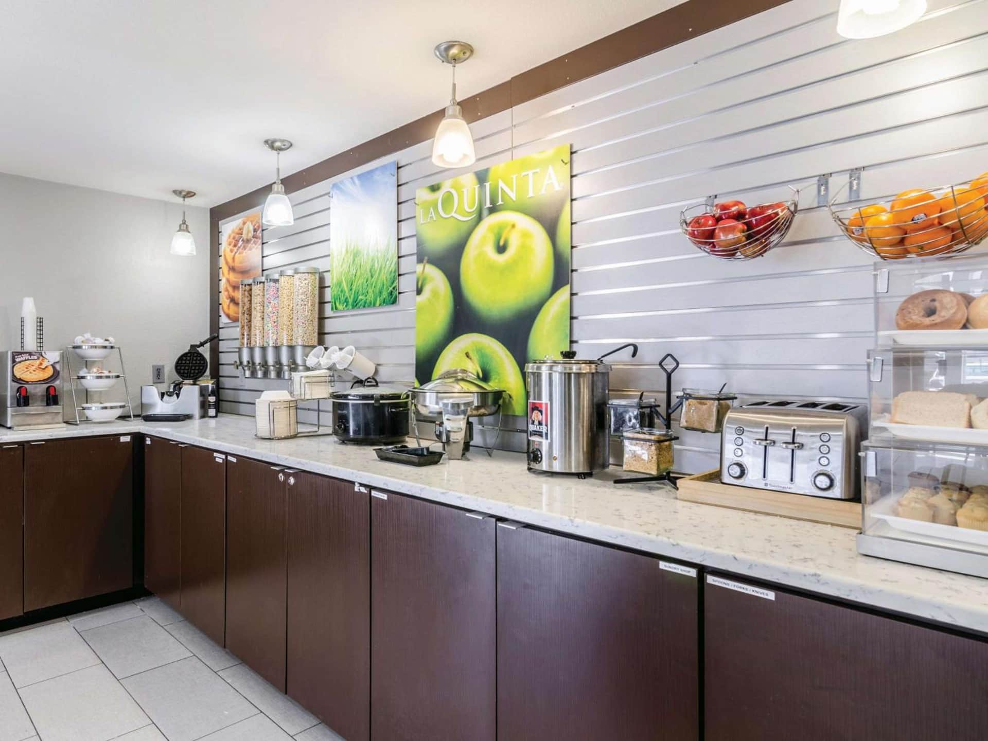 La Quinta Inn & Suites by Wyndham Kansas City Airport