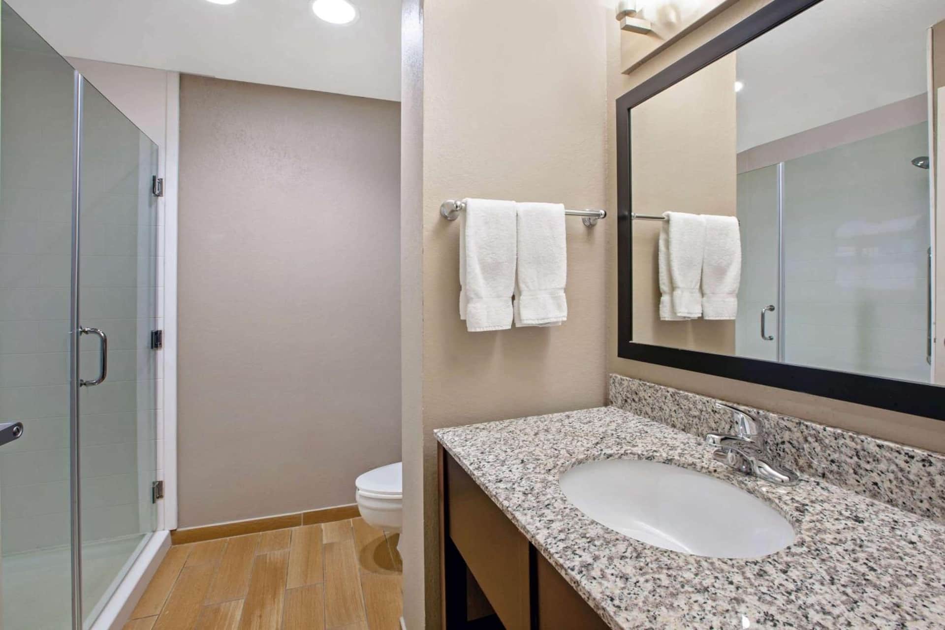 La Quinta Inn & Suites by Wyndham Detroit Metro Airport