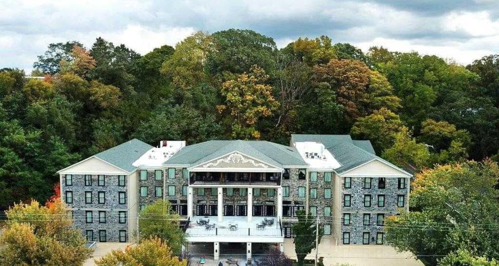 Niagara Crossing Hotel and Spa