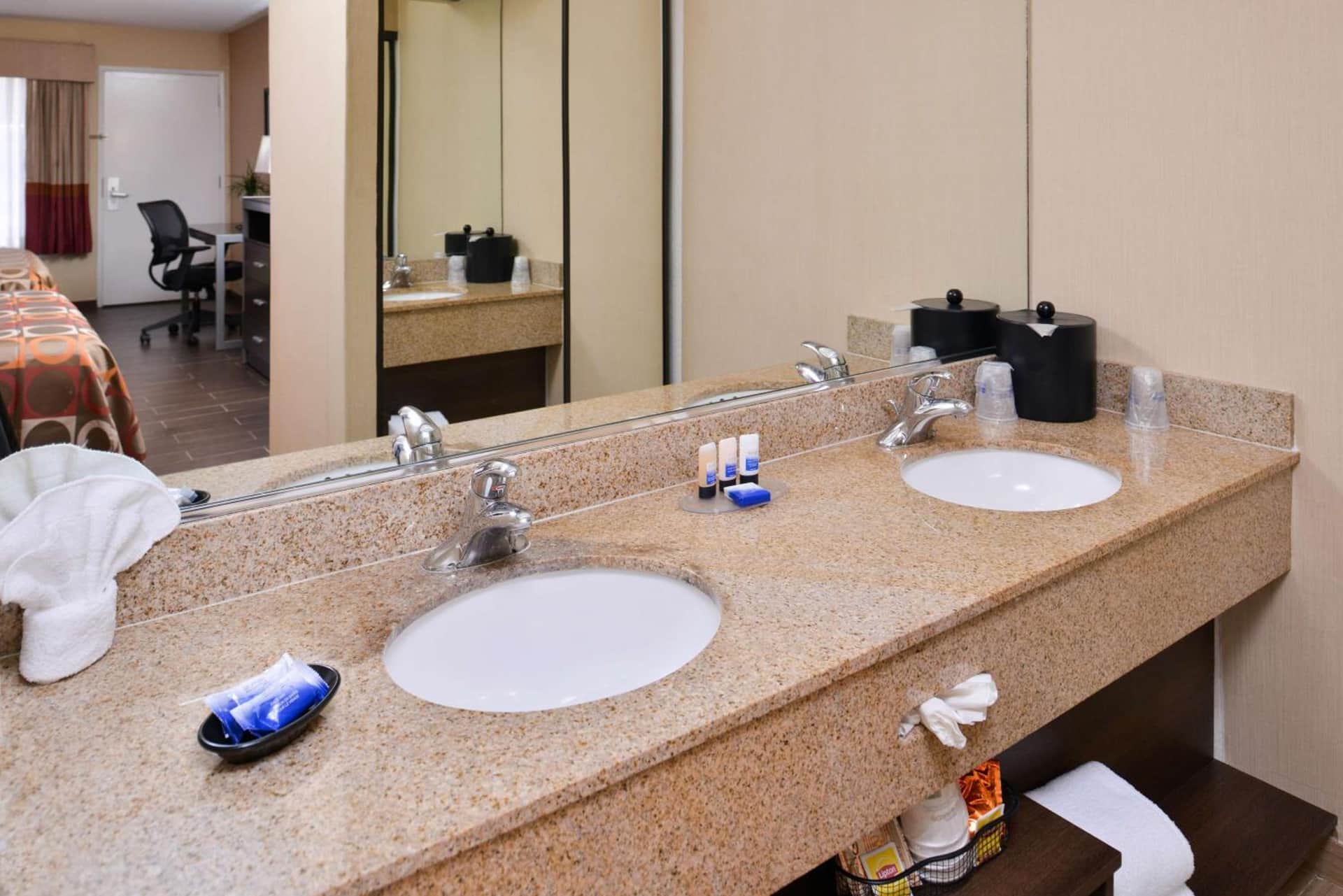 Best Western PLUS RAFFLES INN & SUITES
