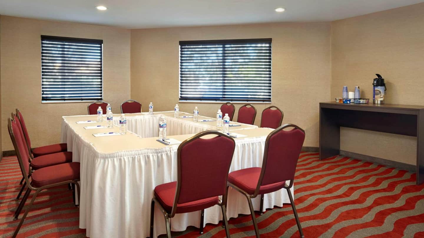 Holiday Inn Express & Suites - Naples Downtown - 5th Avenue
