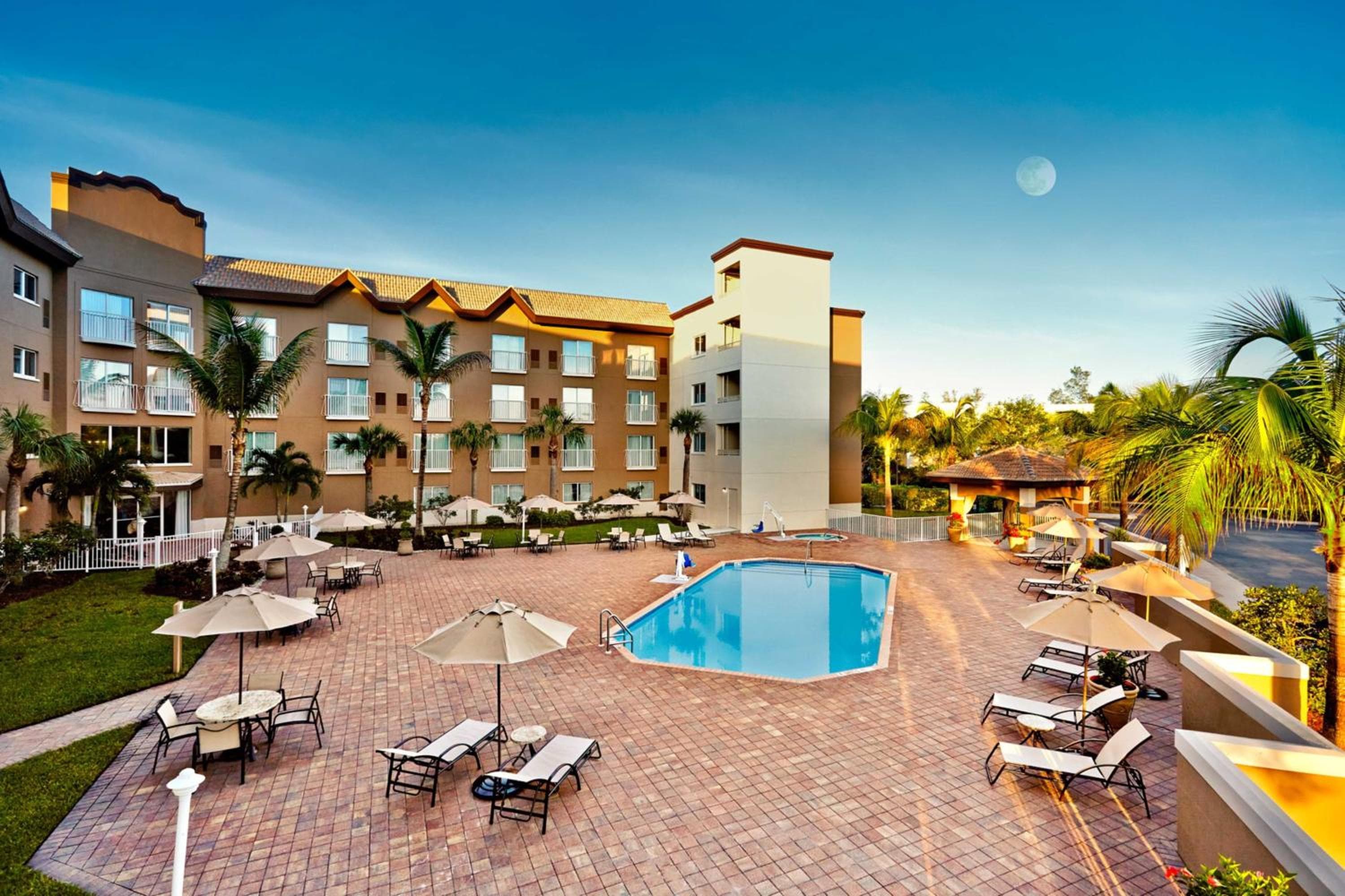 Holiday Inn Express & Suites - Naples Downtown - 5th Avenue