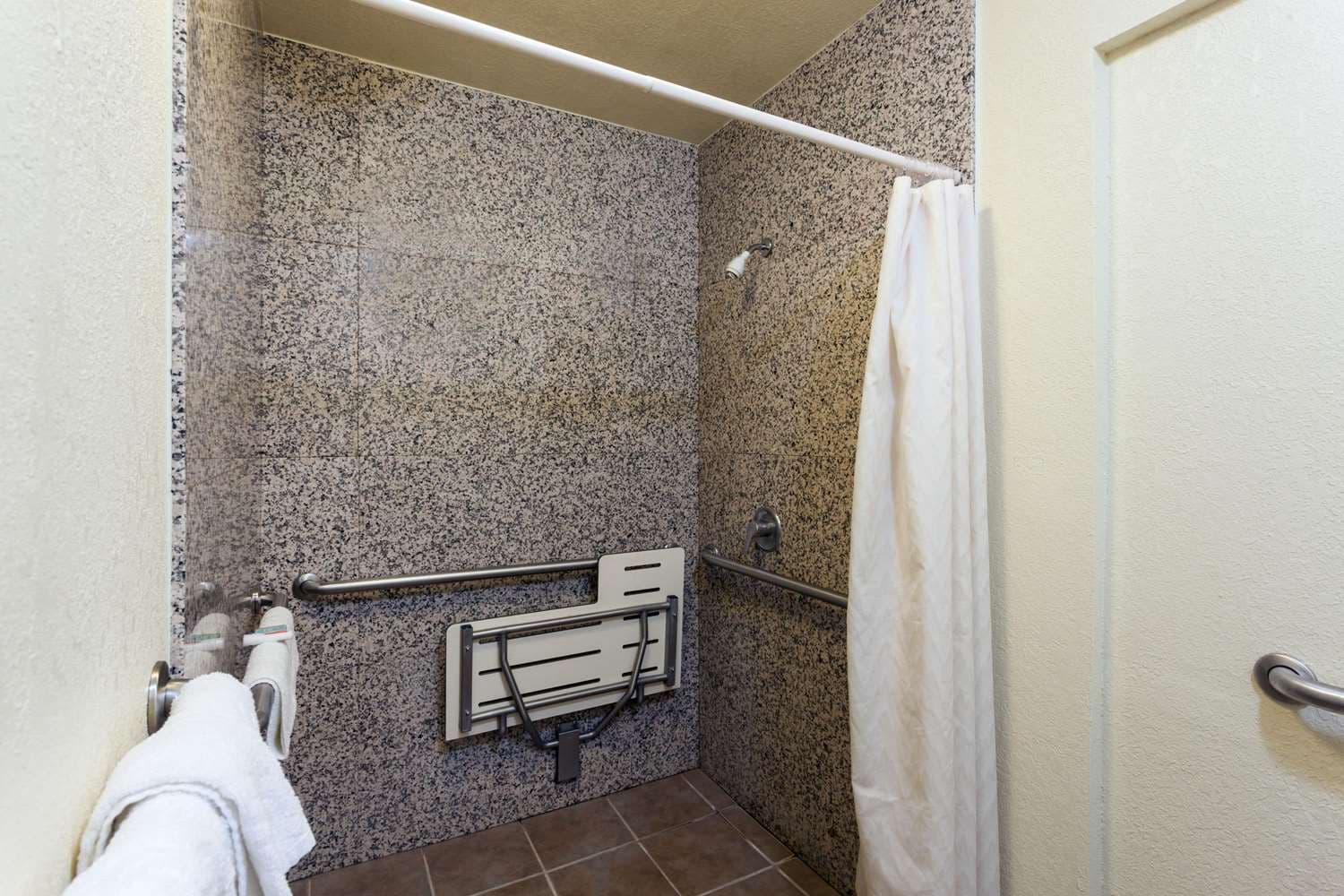 Travelodge by Wyndham Long Beach Convention Center