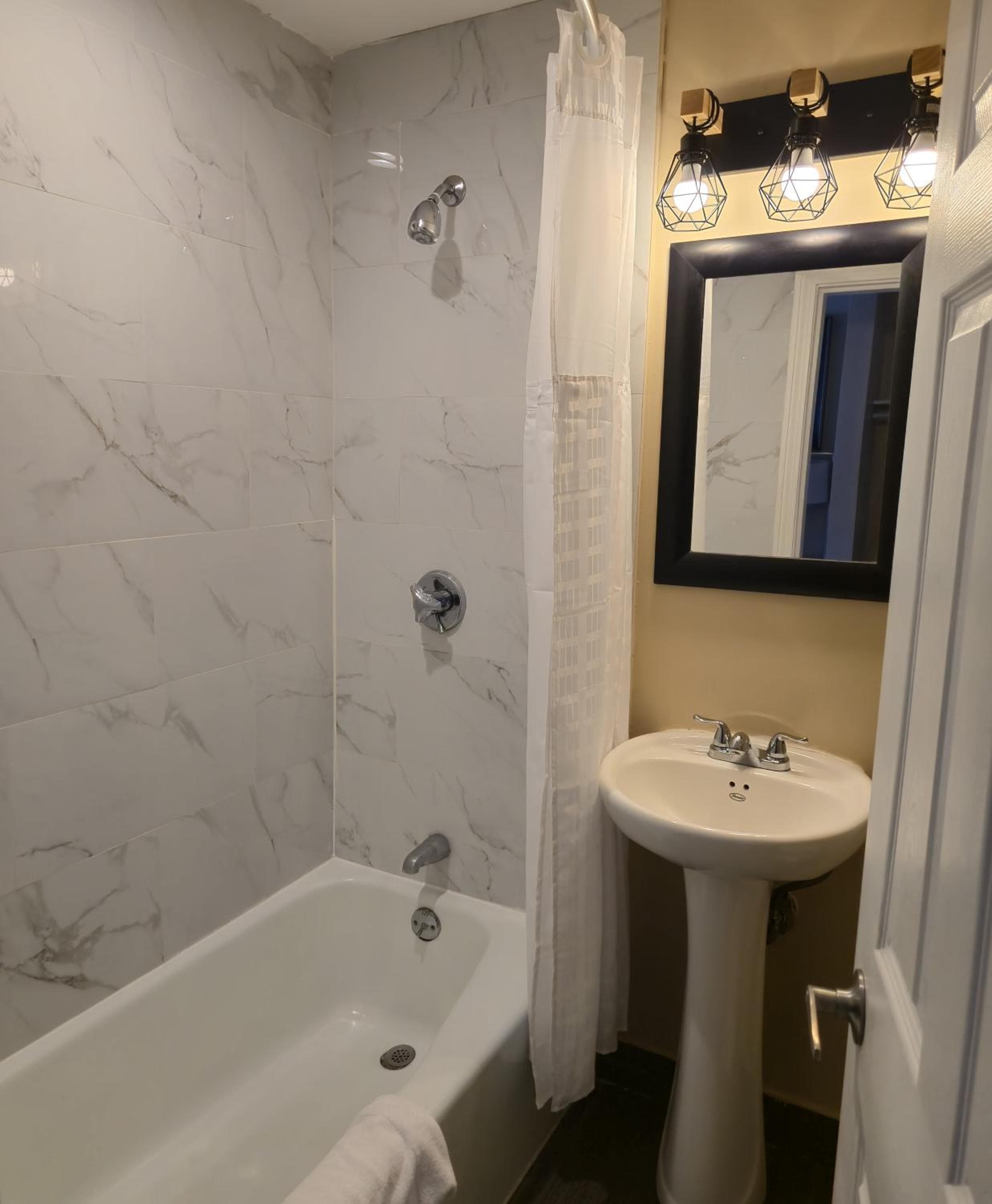 Naahoba Valley Inn & Suites